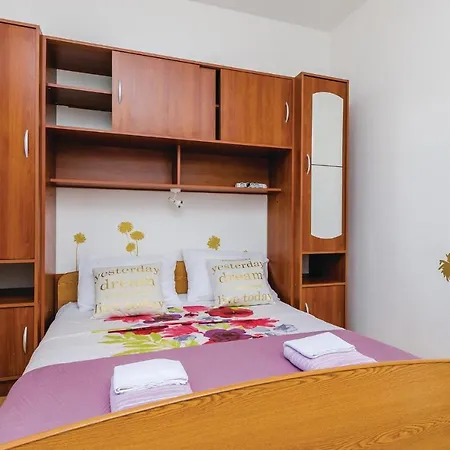 Three-bedroom Bosanka With Sea View 08 Διαμέρισμα *